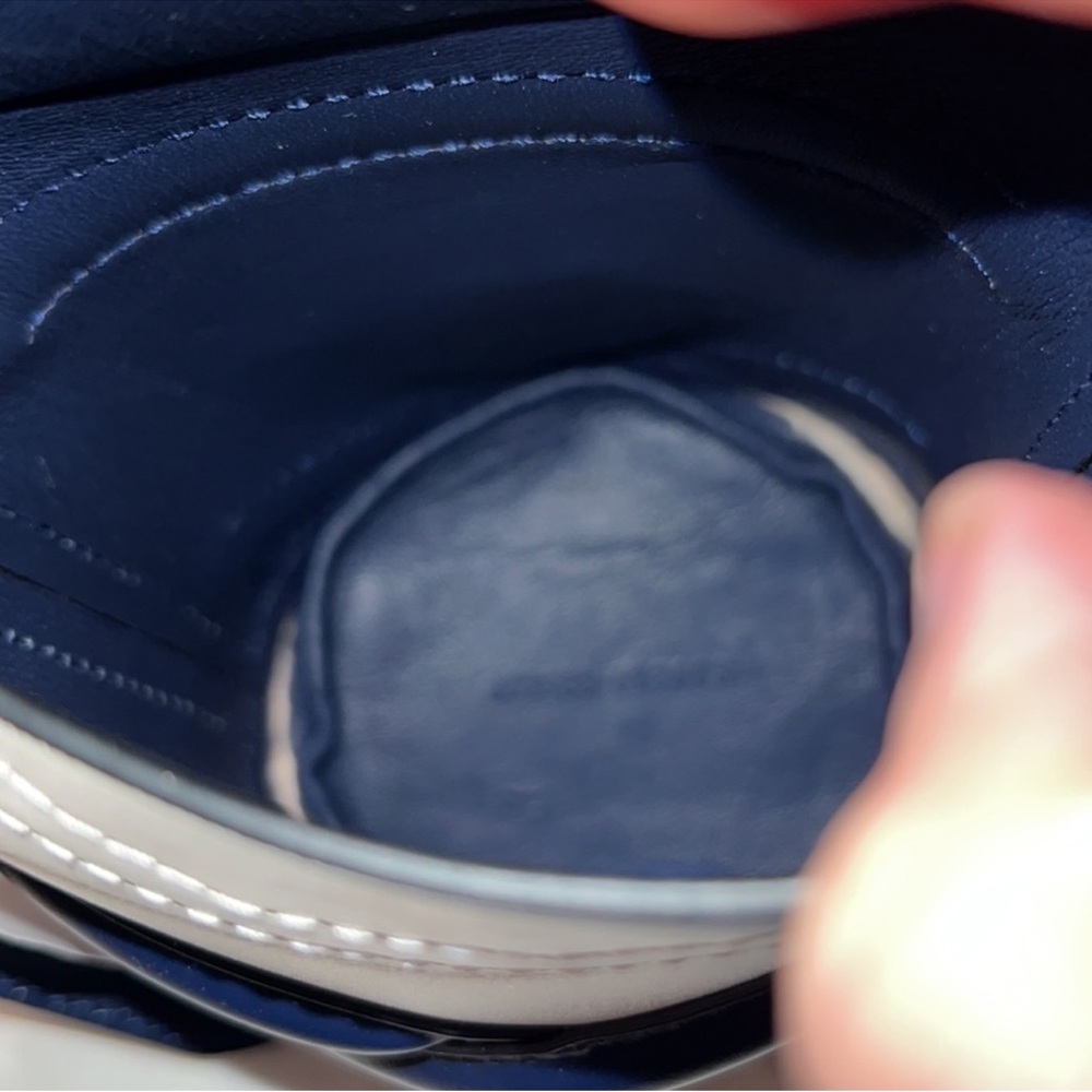 Alexander McQueen Micro Curve Leather Bucket Bag - Picture 13 of 13